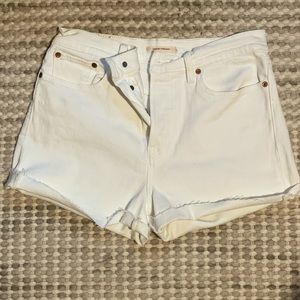 Levis’s wedgie fit shorts white, size 29